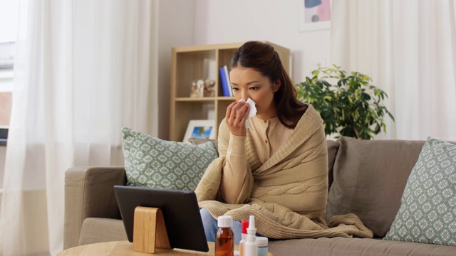 生病的女人在家里用平板电脑进行视频通话视频素材