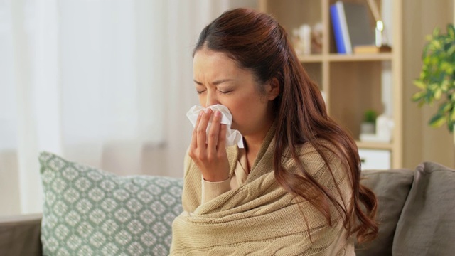 在家用纸巾擤鼻子的病人视频素材