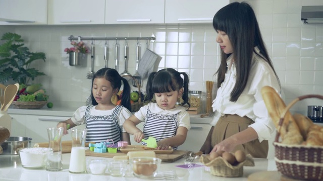 童年的女儿和母亲在厨房做饭视频素材