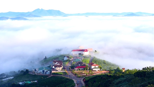 清晨的大latat乡村，薄雾缭绕的住宅，山间的松林在雾中，美妙的风景和浪漫的风景视频素材