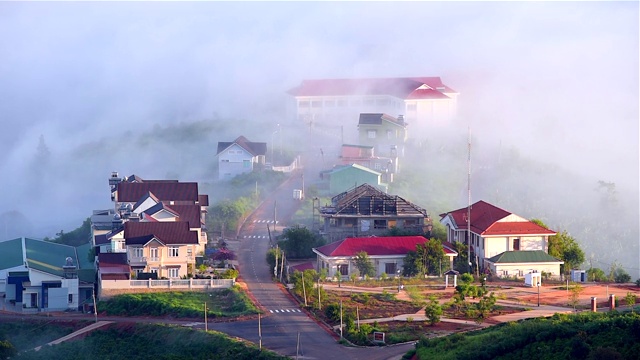 清晨的大latat乡村，薄雾缭绕的住宅，山间的松林在雾中，美妙的风景和浪漫的风景视频素材