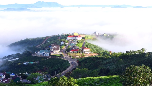 清晨的大latat乡村，薄雾缭绕的住宅，山间的松林在雾中，美妙的风景和浪漫的风景视频素材