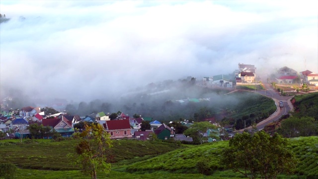 清晨的大latat乡村，薄雾缭绕的住宅，山间的松林在雾中，美妙的风景和浪漫的风景视频素材