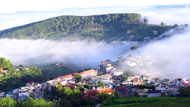 清晨的大latat乡村，薄雾缭绕的住宅，山间的松林在雾中，美妙的风景和浪漫的风景视频素材