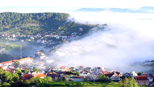 清晨的大latat乡村，薄雾缭绕的住宅，山间的松林在雾中，美妙的风景和浪漫的风景视频素材