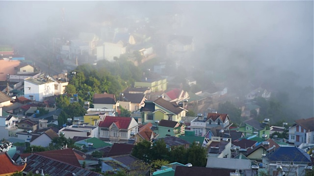 清晨的大latat乡村，薄雾缭绕的住宅，山间的松林在雾中，美妙的风景和浪漫的风景视频素材