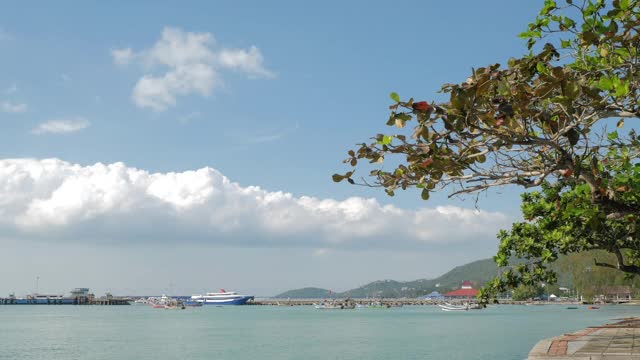 美丽的夏日大海和蓝天从苏梅岛码头，泰国视频素材