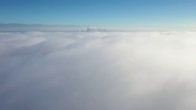 四轴飞行器飞过松软的云层，视频下载