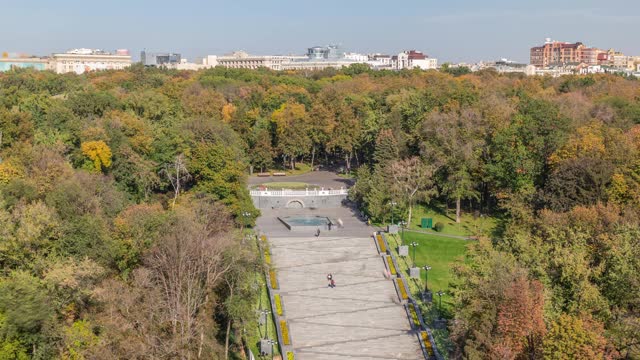 空中全景楼梯与喷泉在舍甫琴科花园时光流逝视频下载