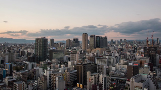 日本大阪市中心日落时的航空观。视频素材