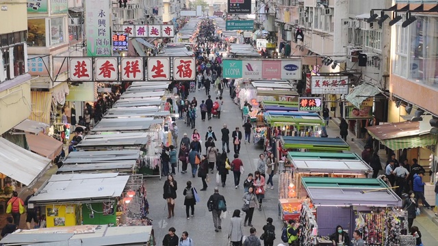 人们走在中间的市场摊位在香港白天-高角度拍摄视频素材