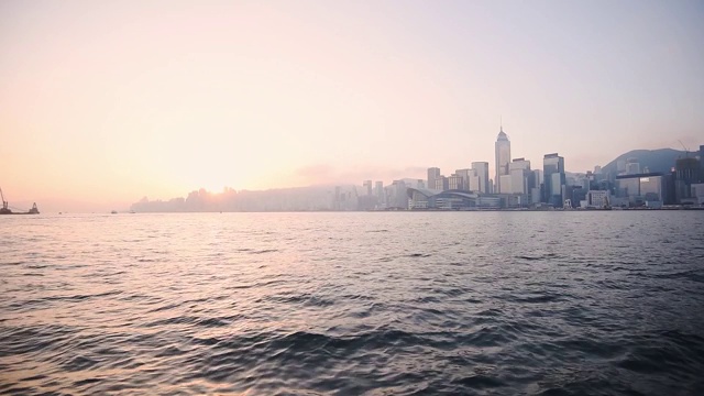 在香港的水域上旅行在日落，美丽的宽镜头视频素材