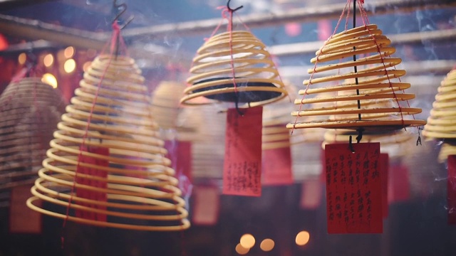 美丽的棕色木圈祈祷灯悬挂在香港的文谟寺-慢莫视频素材