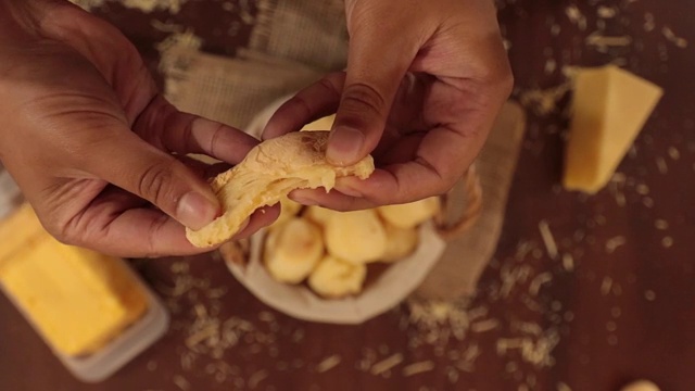 奶酪面包篮子和奶酪片视频素材