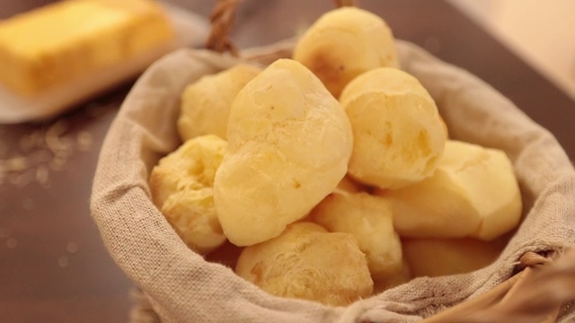 巴西奶酪面包'pao de queijo'。米纳斯吉拉斯的典型小吃。视频素材