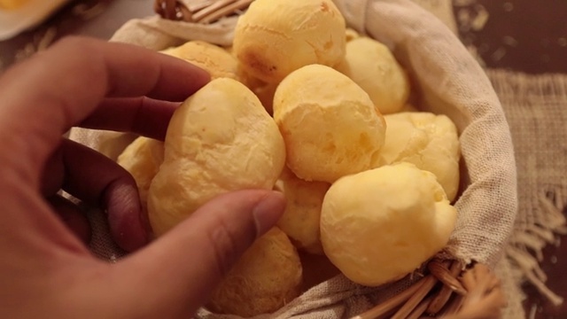 巴西奶酪面包'pao de queijo'。米纳斯吉拉斯的典型小吃。视频素材