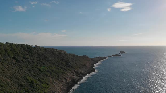 鸟瞰图岩石海岸线和宁静的地中海视频素材