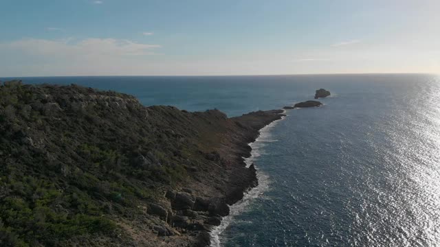 鸟瞰图岩石海岸线和宁静的地中海视频素材