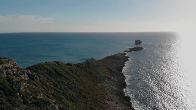 鸟瞰图岩石海岸线和宁静的地中海视频素材