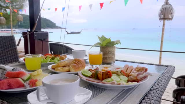 豪华美丽的早餐，咖啡，果汁，热带海景视频素材