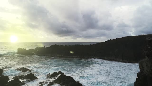 太平洋智利复活节岛拉帕努伊岛Hanga Roa附近的Ana Kai Tangata洞穴前，海浪拍打着悬崖。视频素材