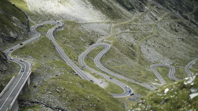 著名的transagarasan山蜿蜒公路与汽车视频素材