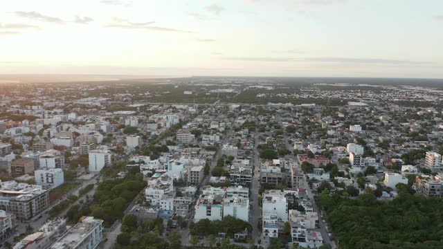 4k空中城市Flyover与日落的背景视频素材