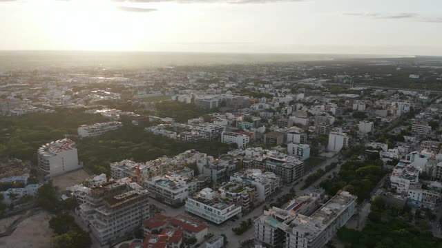 4k空中城市Flyover与日落的背景视频素材