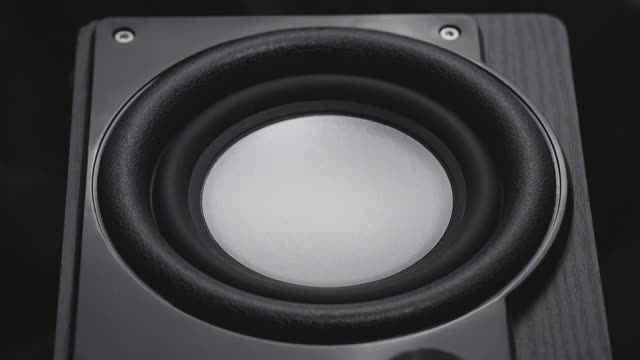 黑色的低音低音扬声器。现代扬声器声音大。慢动作镜头视频素材