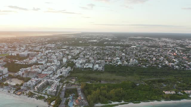 从水晶蓝色海洋到沉睡城市的城市天桥视频素材