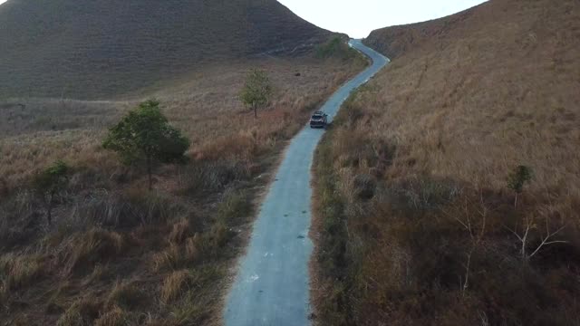 在印度尼西亚松巴，一辆汽车正穿过山路视频素材