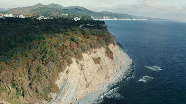 鸟瞰图蓝色海岸和岩石悬崖。黑海，野生自然，无人机在水上飞行视频素材