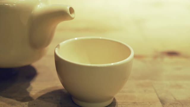 把茶壶倒进茶杯里视频下载