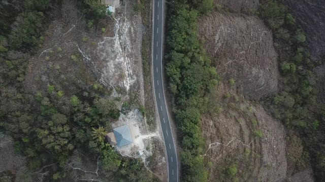 印尼松巴公路上的鸟瞰车视频素材