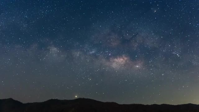 银河系时间流逝泰国南邦，宇宙星系银河系时间流逝，暗银河系，星系视图，恒星线，时间流逝夜空中的星星背景。4 k决议。视频素材