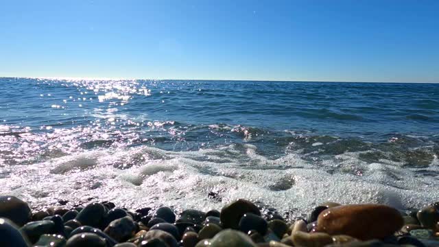 海景。小波浪拍打着布满卵石的海滩。视频素材