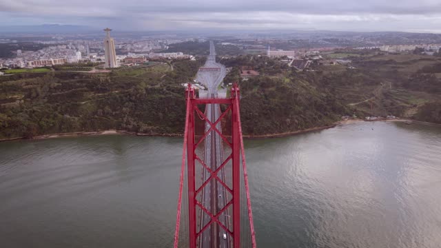 美丽的鸟瞰图，4月25日在葡萄牙里斯本的吊桥。日落时分，以里斯本天际线为背景的葡萄牙最著名的大桥，令人惊叹的无人机镜头。视频素材