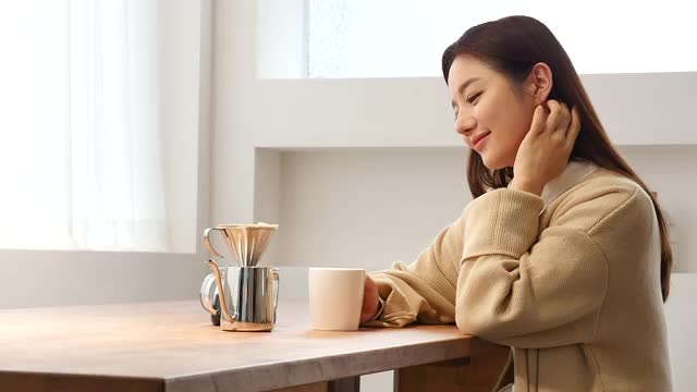 茶道——年轻女子端着茶杯微笑视频素材