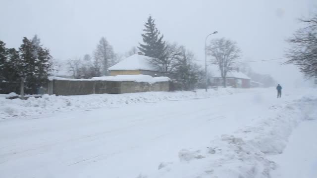 12月的一天，城市街道上的暴风雪视频素材