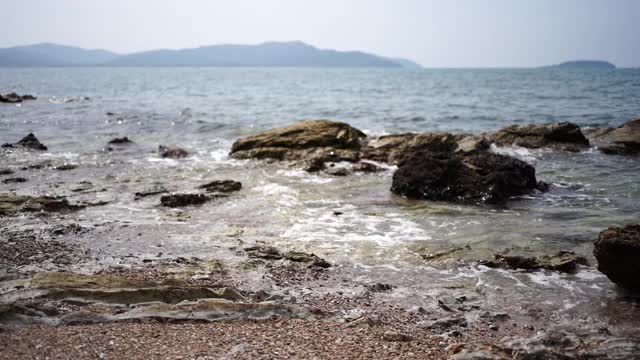 在浅水海滩上行走的特写视频。视频素材