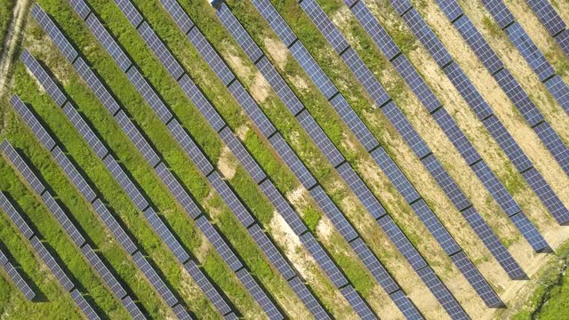 太阳能发电厂场地鸟瞰图。生产清洁生态能源的光电板。视频素材