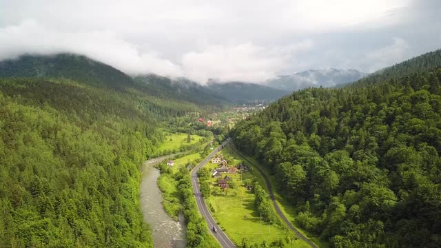 鸟瞰图的绿色喀尔巴阡山脉覆盖常绿云杉松树森林，夏天阳光灿烂的一天。视频素材