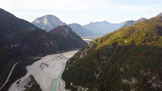 高速公路州际公路在意大利阿尔卑斯与快速移动的交通和乡村绿色景观鸟瞰图。视频素材