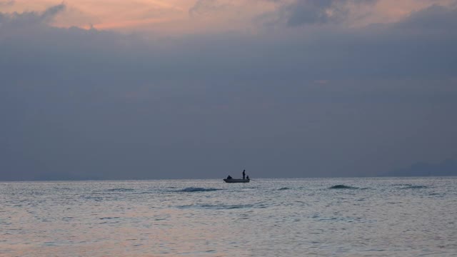 泰国苏梅岛热带海滩上的日落长尾船视频素材