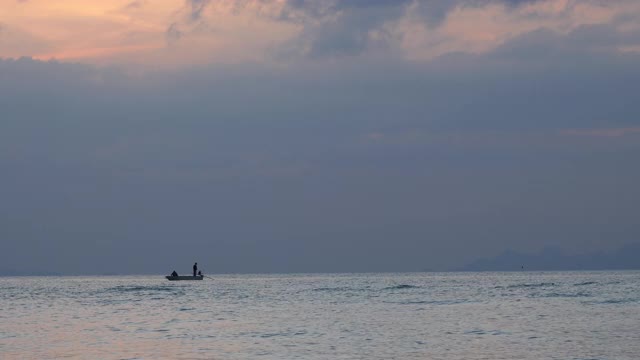 泰国苏梅岛热带海滩上的日落长尾船视频素材