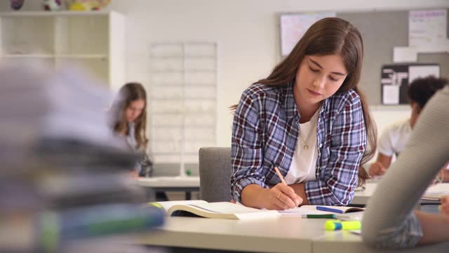 微笑的大学女孩在教室学习视频素材