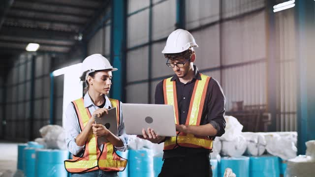 工程师建筑工人在建筑工地开会视频素材