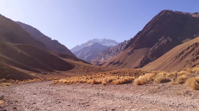 阿空加瓜山是美洲最高的山，也是亚洲以外最高的山，位于阿根廷的安第斯山脉。视频素材