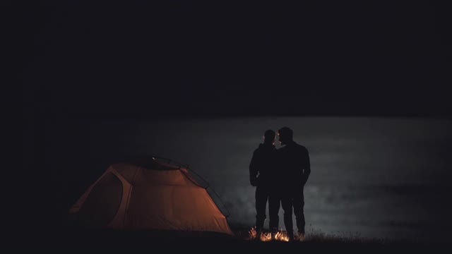 夏令营里两人的浪漫之夜视频素材