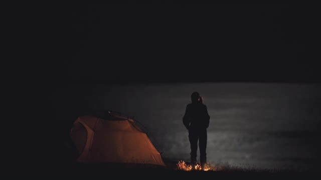 夏令营里两人的浪漫之夜视频素材